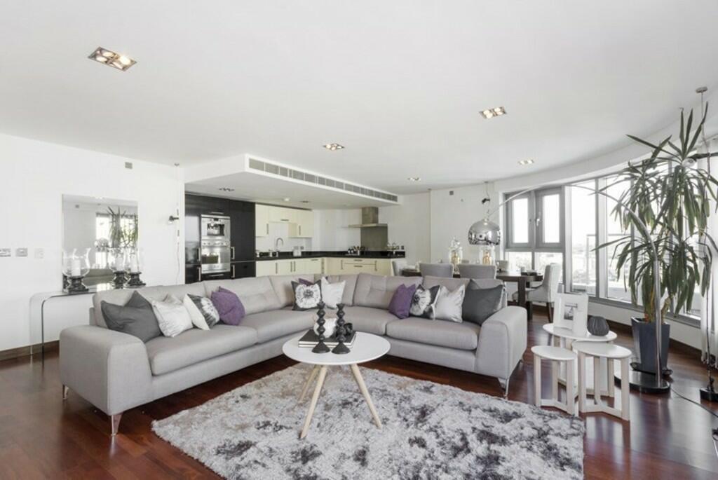 2 bed property in Bridges Court Road, London
